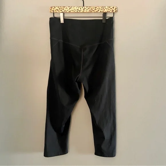 GIRLFRIEND COLLECTIVE | High Waist Compressive Capri Length Crop Black Legging - Picture 6 of 7